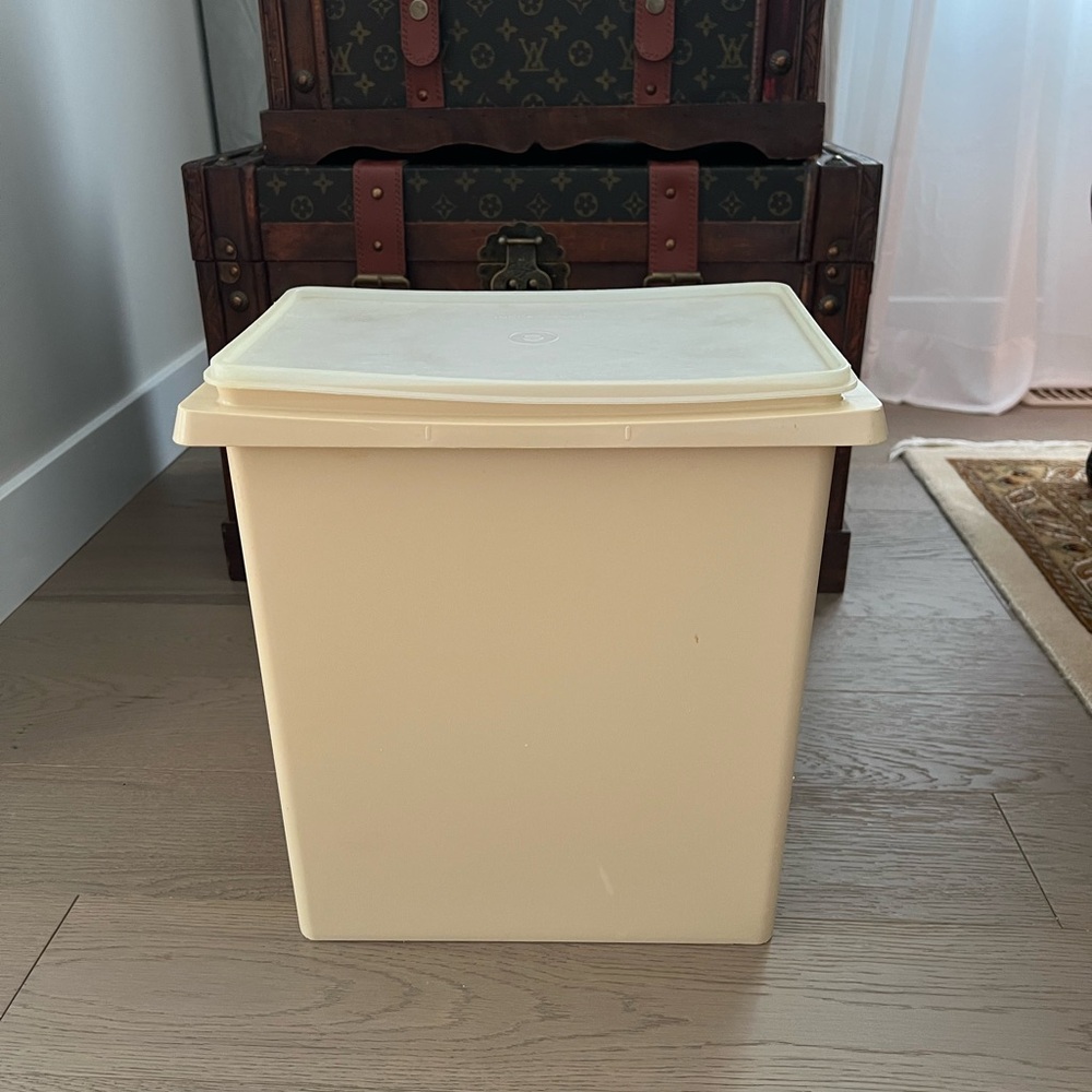 Tupperware 1430-5 Food Grade Canister Storage Container with Lid